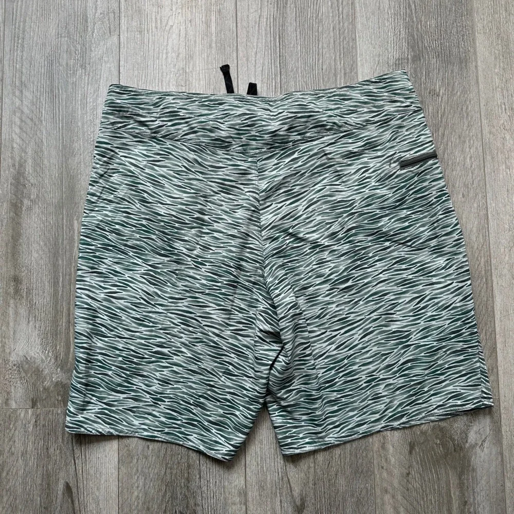 Patagonia Men's Size 38 Green Wave Print Board Shorts Swim Trunks
